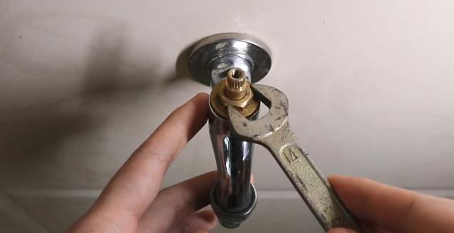 水龍頭滴水怎么處理？看步驟圖跟著老師傅一步步操作一下吧！